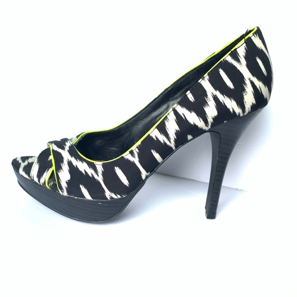 Fergalicious Shoes - ❤️FERGALICIOUS❤️Fergie Geometric print heels